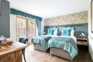 hotelkamer met twin indeling en veel licht