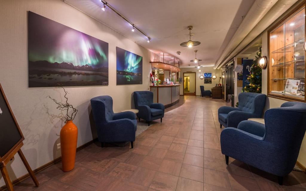 Hotel lounge met comfortabele zitstoelen en receptie