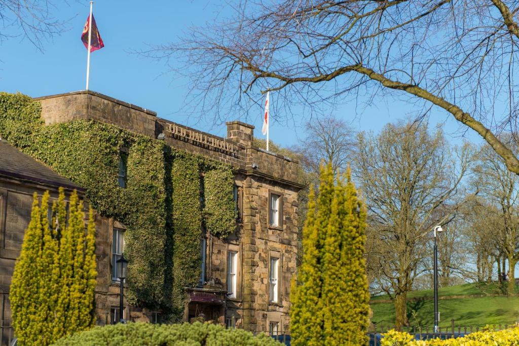 Karaktervol hotelgebouw met begroeiing