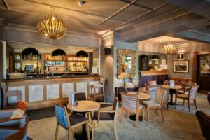 Restaurant in hotel met bar op de achtergrond