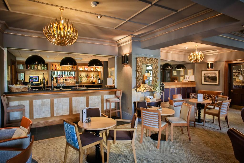 Restaurant in hotel met bar op de achtergrond