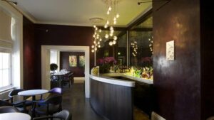Sfeervolle hotelbar met verlichte bar en zitplaatsen