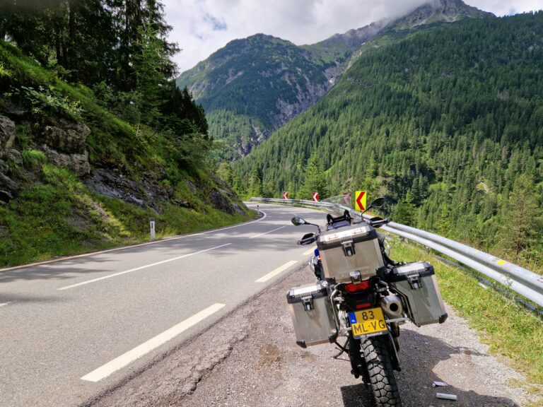 tijdens een motorreis door de dolomieten even pauzeren langs de weg