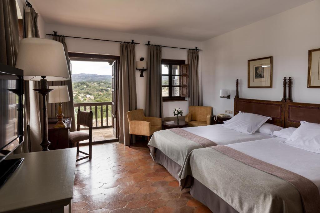 Hotelkamer met twee bedden en balkon