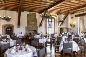 Klassieke restaurantzaal met gedekte tafels