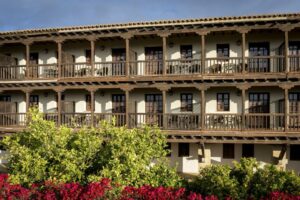 Parador de Tortosa Hotelgebouw met houten balkons en tuin