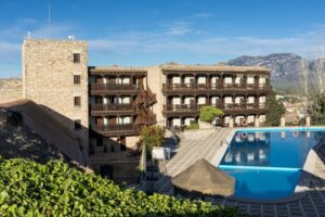 Hotelcomplex met buitenzwembad en terras