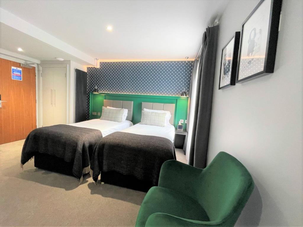 Hotelkamer met twee aparte bedden