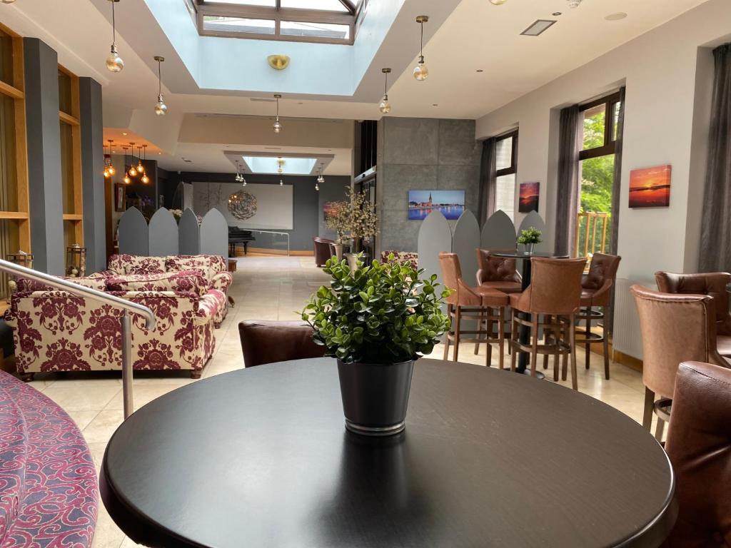 Lounge met zitplaatsen en hoge tafels
