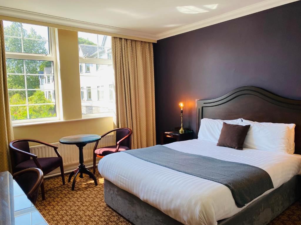 Hotelkamer met tweepersoonsbed en zitje bij raam