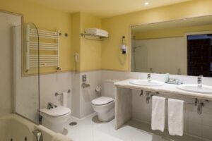 Hotelbadkamer met dubbele wastafel en ligbad