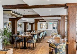 restaurant van het hotel met stoeltjes en tafels