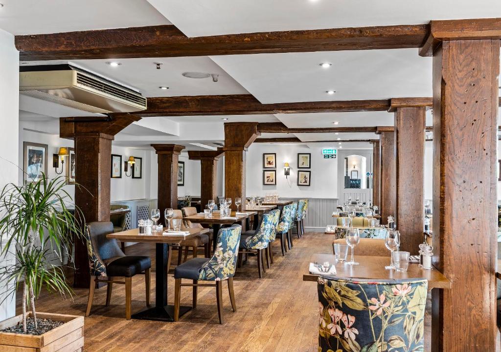 restaurant van het hotel met stoeltjes en tafels
