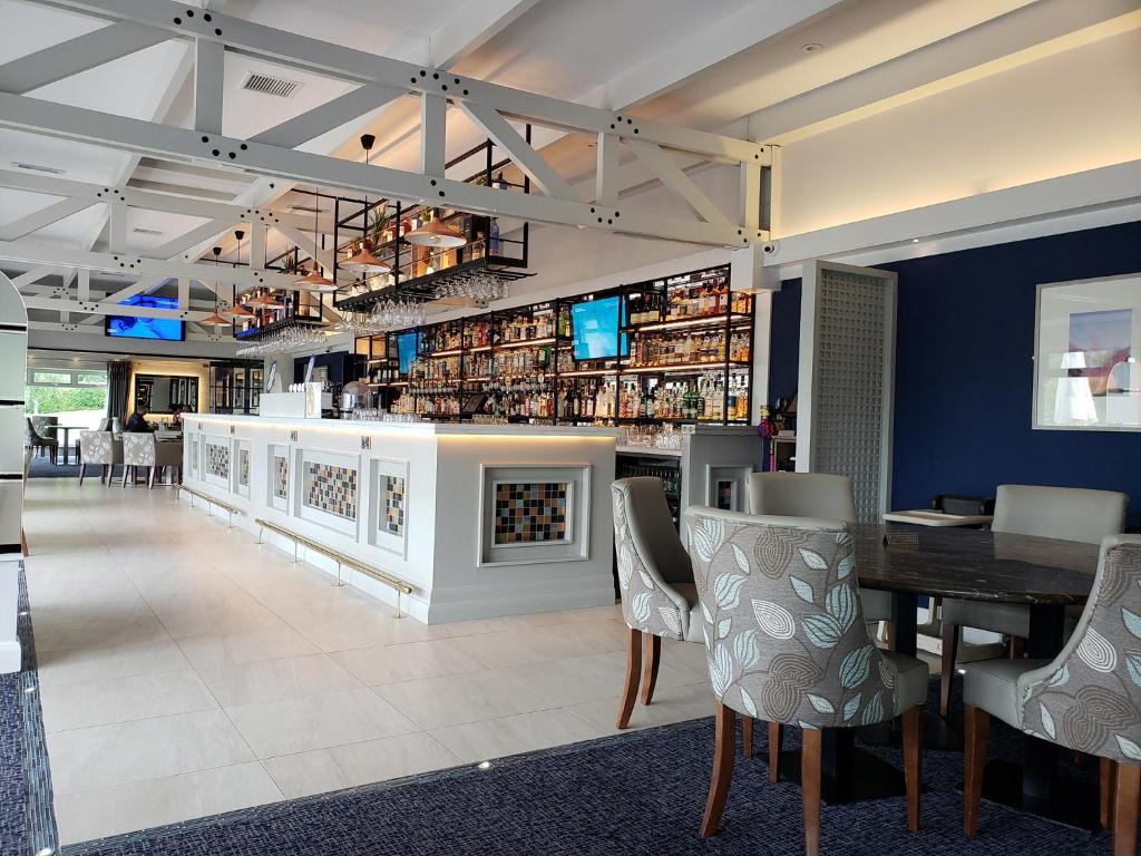 Hotelbar met zitplaatsen en uitgebreide drankkast