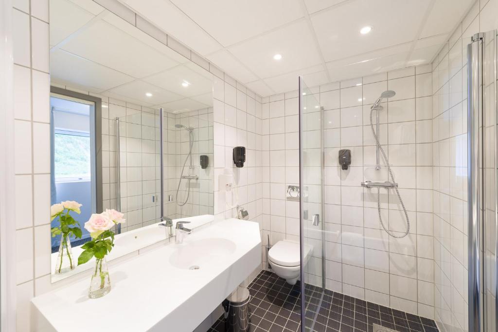 Moderne hotelbadkamer met inloopdouche en wastafel
