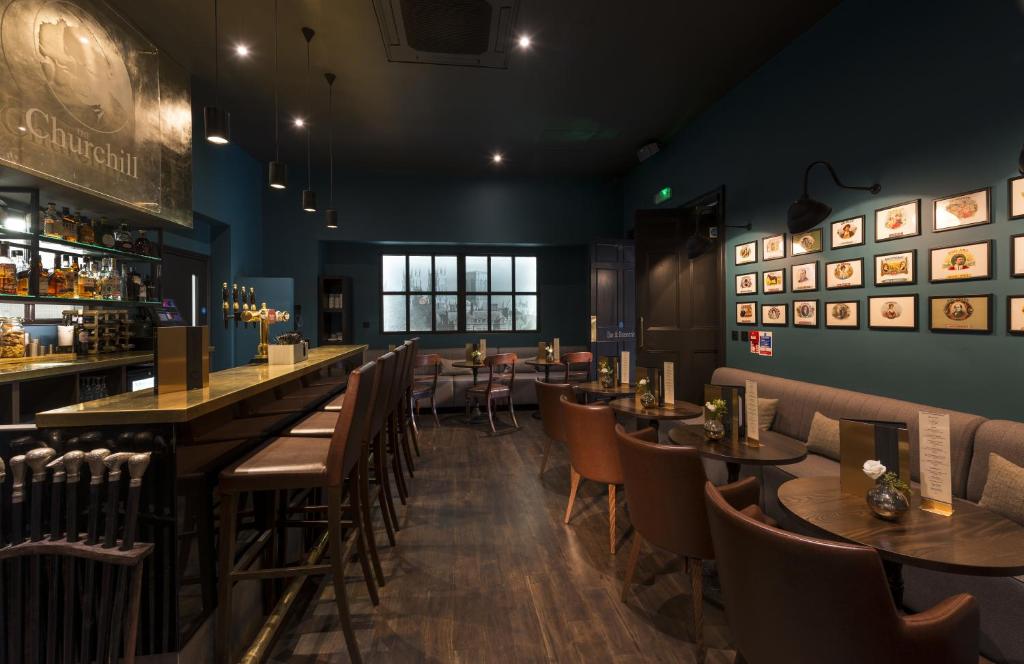 Hotelbar met zitplaatsen, hoge tafels en sfeerverlichting