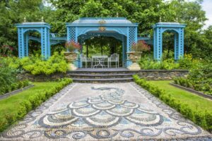 Tuin met zitgelegenheid en pergola