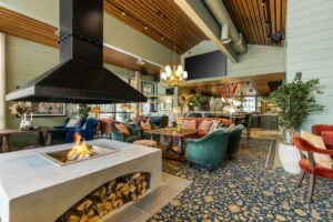 Gezellige hotellounge met open haard, zitplaatsen en warme verlichting