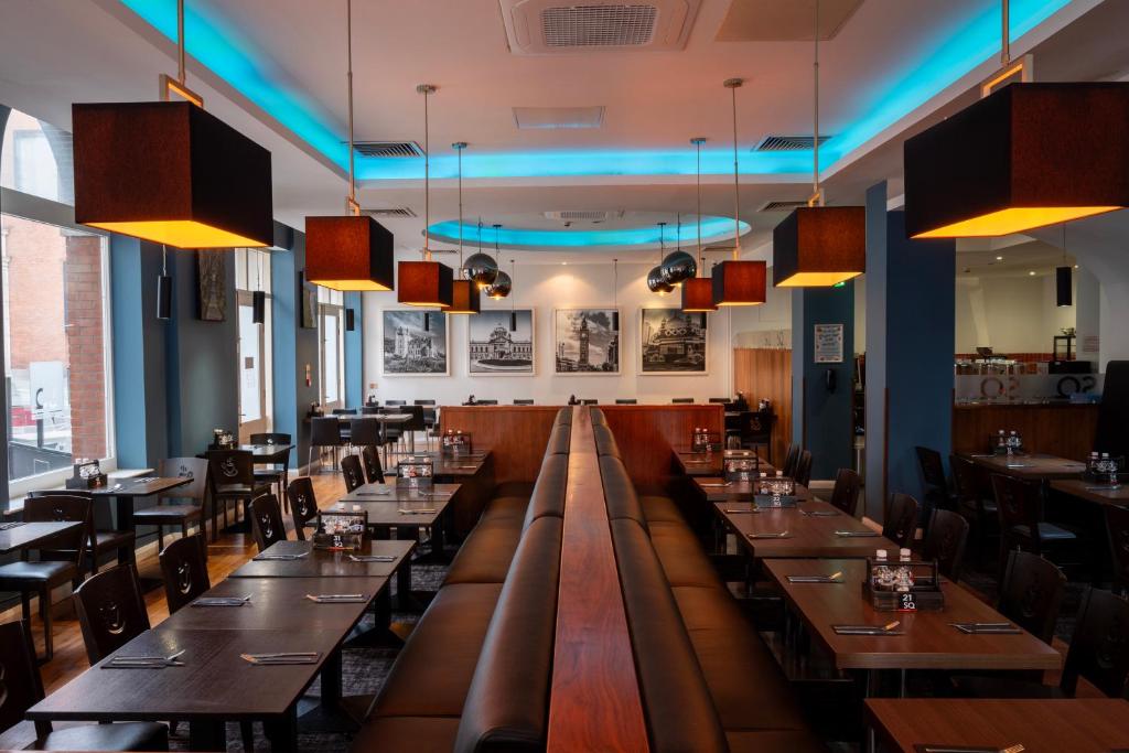 Restaurant met tafels en sfeerverlichting