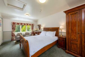 Hotelkamer met tweepersoonsbed en kast