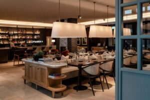 Stijlvol restaurantinterieur met open bar, zachte verlichting en comfortabel zitgedeelte.