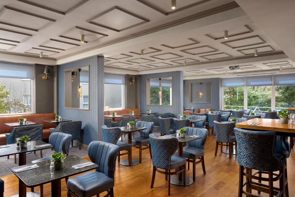 Restaurant met zitplaatsen in hotel