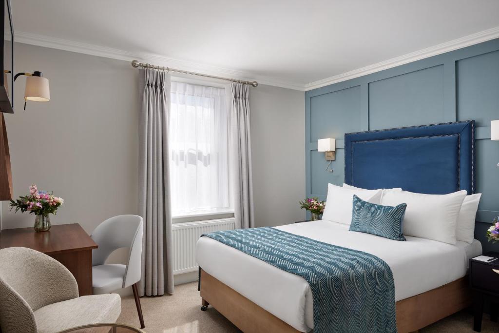 Hotelkamer met blauw interieur en tweepersoonsbed