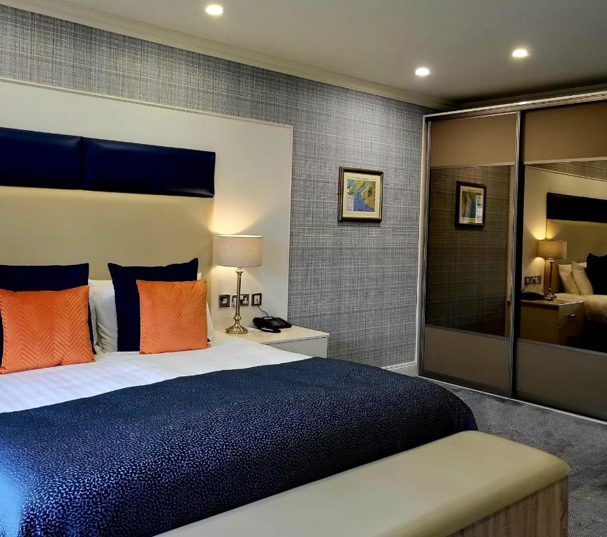 Moderne hotelkamer met tweepersoonsbed