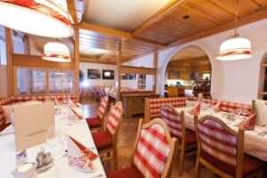 feervol restaurant met gedekte tafels en warme verlichting