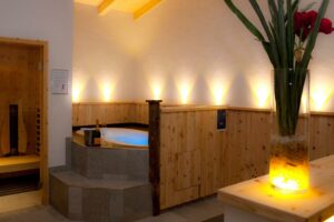 Wellnessruimte met warm bad en zachte verlichting