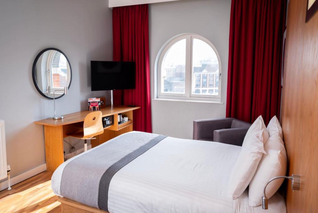 Comfortabele hotelkamer met tweepersoonsbed