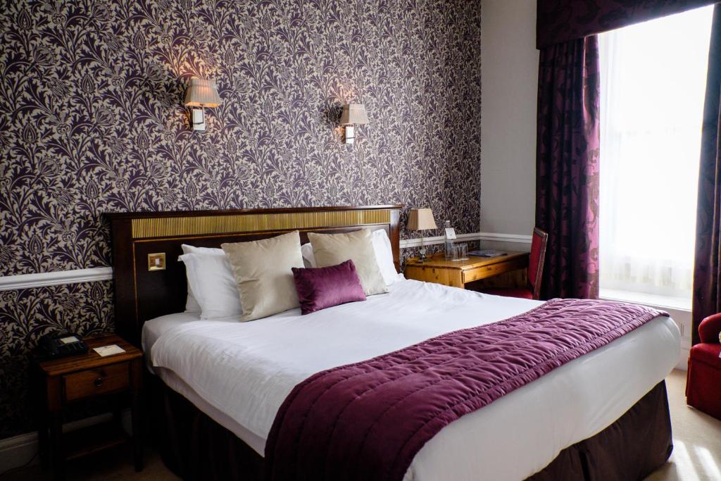 Hotelkamer met klassiek interieur en tweepersoonsbed
