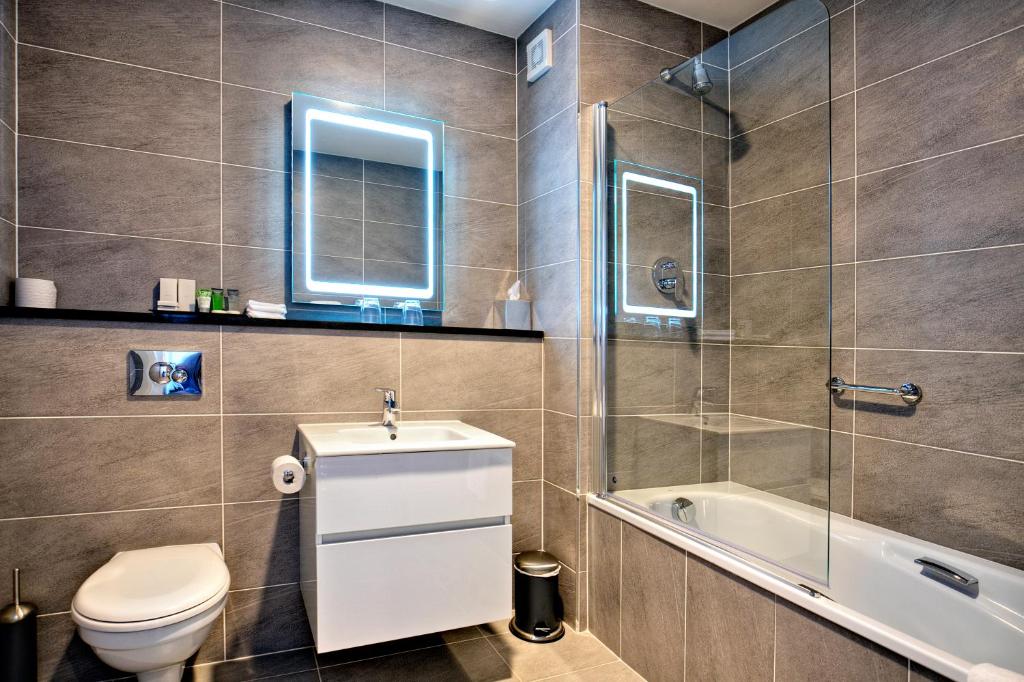 Moderne badkamer met douche, wastafel en toilet