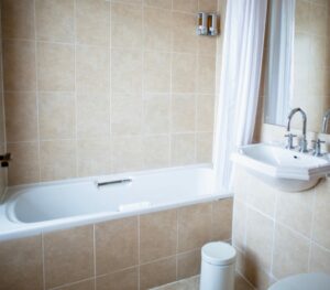een nette badkamer met douchegordijn