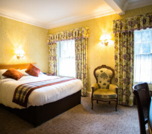 klassiek ingerichte hotelkamer met een tweepersoonsbed
