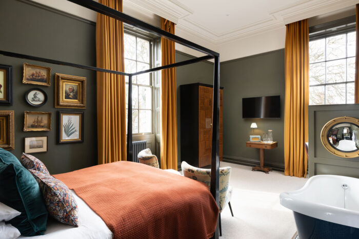 Luxe hotelkamer met vrijstaand bad