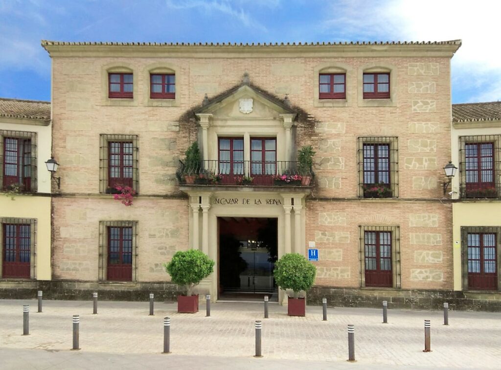 Historisch gebouw met symmetrische gevel, centrale entree en ramen