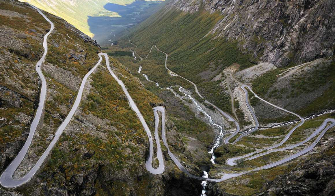 Slingerweg met haarspeldbochten op de Trollstigen in Noorwegen