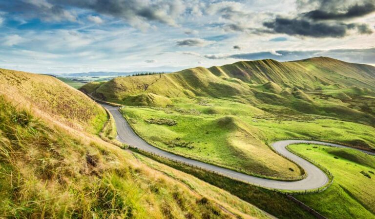 Kronkelende weg door groen landschap