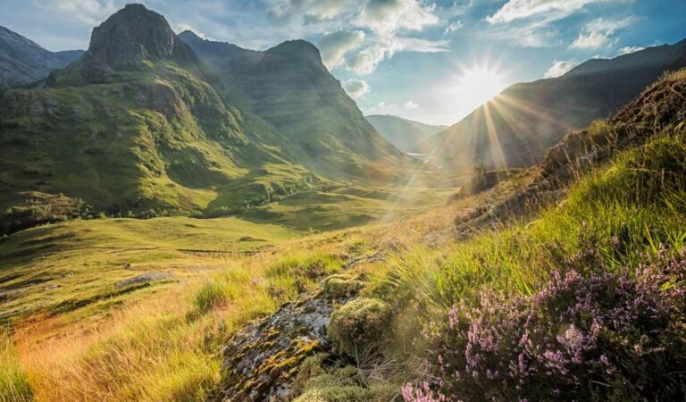 Zonsondergang in Glencoe met bergtoppen en heidevelden in de Schotse Hooglanden