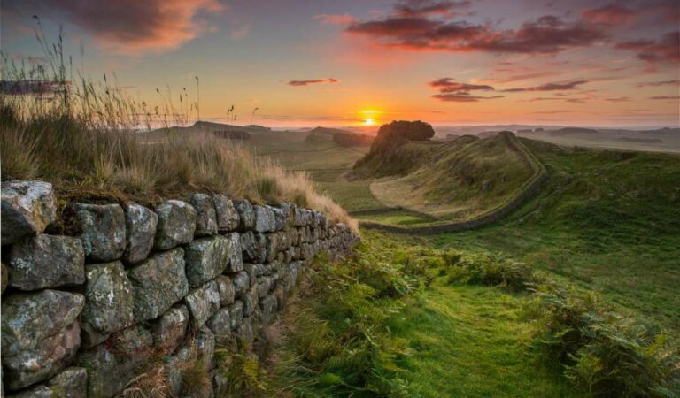 oude romeinse muur slingerend door het landschap