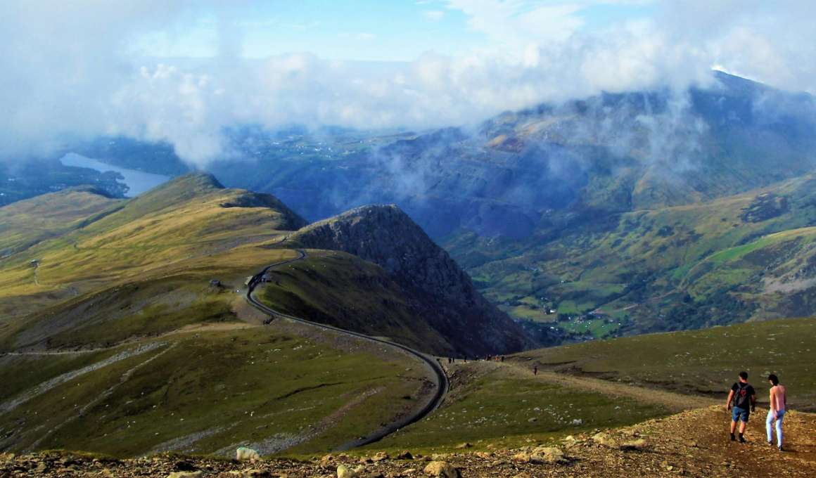 5 rondreizen door Europa op de motor 10 Berglandschap in Snowdonia met wandelpad en uitzicht over dal in Wales