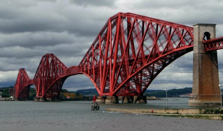 Rode Forth Bridge bij Edinburgh, iconische spoorbrug over de Firth of Forth in Schotland