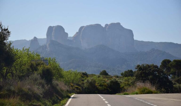 Rechte weg richting imposant bergmassief in natuurlijk landschap