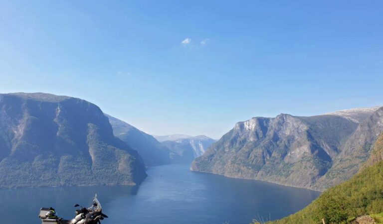 Hooggelegen uitzicht over diep fjord tussen steile bergen