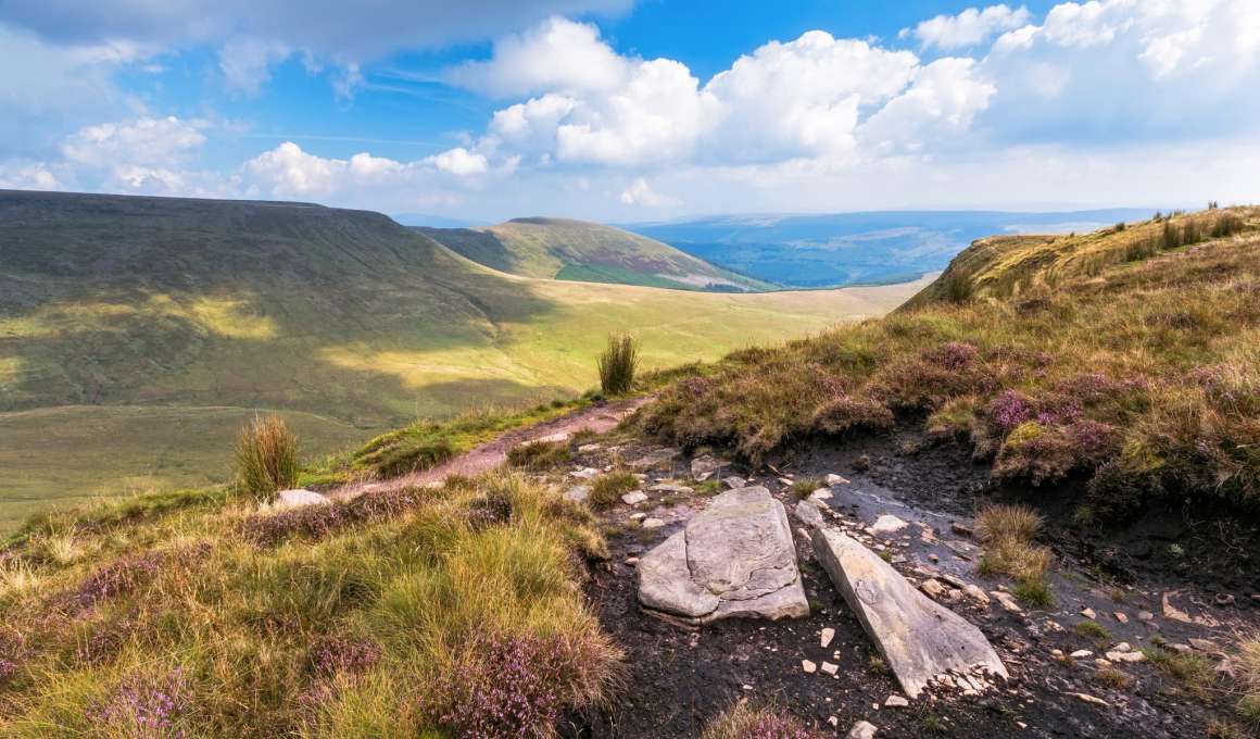 Hooggelegen heuvellandschap met rotsen en smal pad in Wales