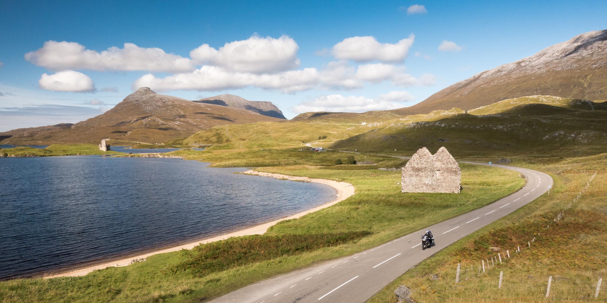 lochs en highlands in de ruige natuur tijdens de vakantie op de motor