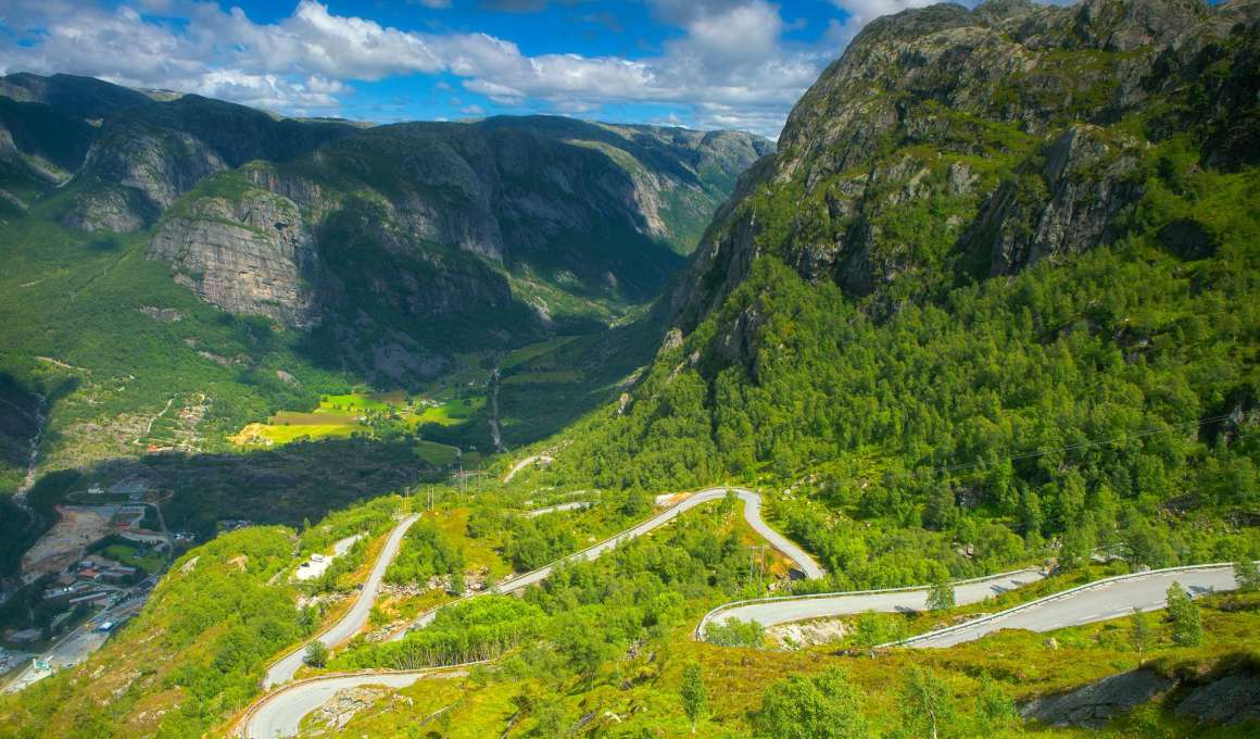 Tolwegen en motorrijden: een reisgids voor Europa 5 Bergweg met haarspeldbochten richting Lysebotn in Noorwegen
