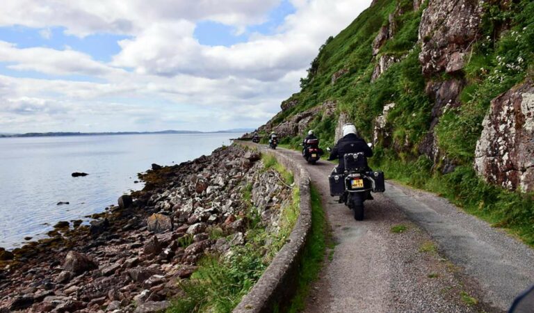 Motorrijden over single track langs het water in Schotland