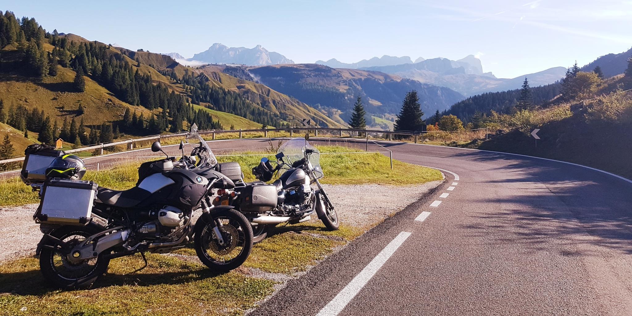 Motoren geparkeerd langs een bergpas